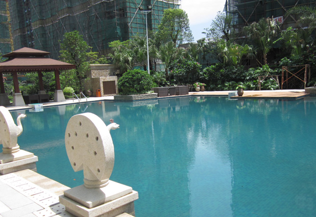 皇庭壹號(hào)公館游泳池項(xiàng)目分為成人池和兒童池，泳池水處理采用BOLAN泳池一體機(jī)，成人池使用BL-35型號(hào)BOLAN壁掛式泳池一體機(jī)4臺(tái)，單臺(tái)設(shè)備水處理流量為35立方/小時(shí)，兒童池采用特別定制泳池一體機(jī)1臺(tái)，單臺(tái)設(shè)備水處理流量為15立方/小時(shí)