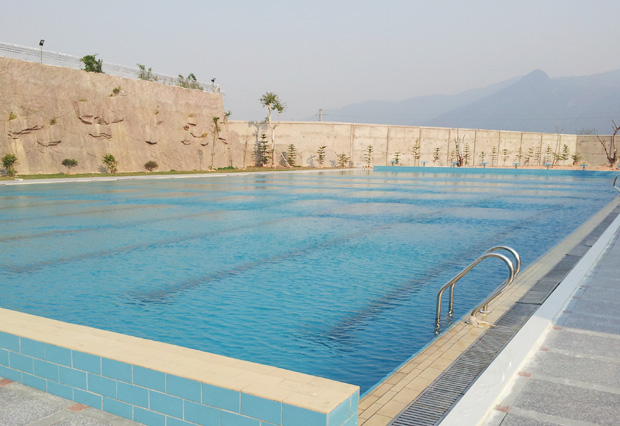 該項(xiàng)目采用BOLAN品牌泳池設(shè)備，過(guò)濾器為4臺(tái)BOLAN品牌石英砂過(guò)濾器（型號(hào)為BS-1800），水泵為5臺(tái)15HP/380V泳池專(zhuān)業(yè)循環(huán)銅泵；消毒設(shè)備為：1臺(tái)水質(zhì)監(jiān)控儀+3臺(tái)投藥計(jì)量泵；另配置補(bǔ)水水箱、泳池?zé)?、跳臺(tái)、泳道線(xiàn)、救生椅等泳池配套設(shè)施。