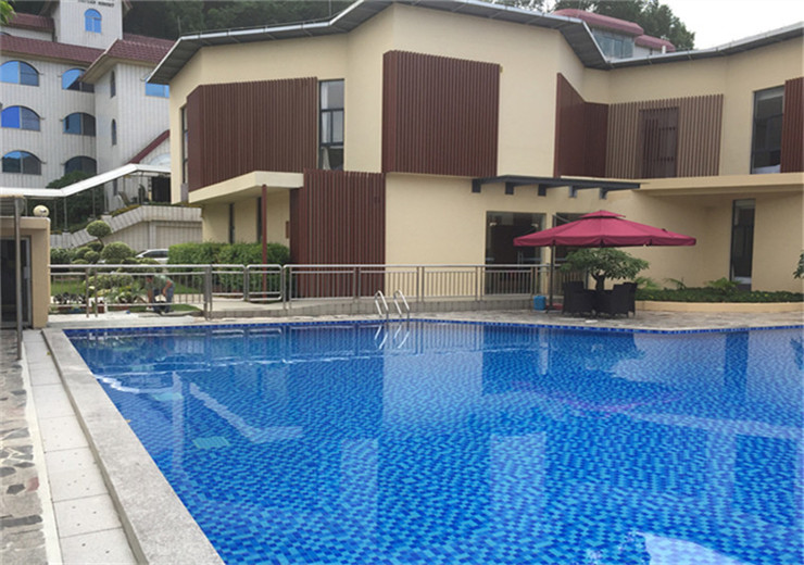 廣州蓮花山嶺南佳園度假酒店是嶺南集團(tuán)下屬的旅游度假酒店，位于4A級(jí)國(guó)家風(fēng)景名勝區(qū)番禺蓮花山下，占地超過(guò)3萬(wàn)平方米，以歐陸園林風(fēng)格的建筑為主。酒店設(shè)露天游泳池，我司受邀提供泳池設(shè)備及安裝方案的設(shè)計(jì)和施工。