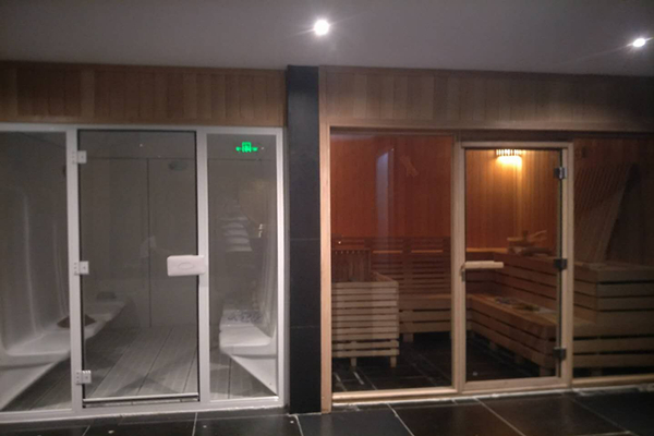 高端會(huì)所泳池設(shè)備、桑拿房均采用進(jìn)口高端品牌，由廣州搏瀾泳池設(shè)備有限公司提供安裝服務(wù)。會(huì)所主要接待業(yè)主邀請(qǐng)的商界要人、行業(yè)精英、金融巨子、教育泰斗等社會(huì)名流；并不對(duì)外開(kāi)放。