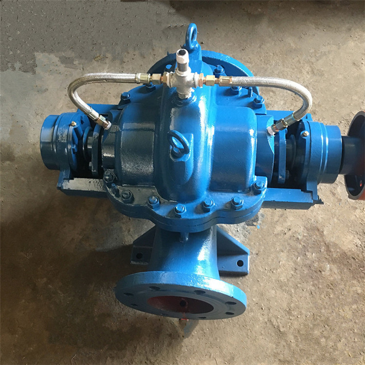 抗洪排澇雙吸泵、單級(jí)雙吸中開(kāi)泵離心泵的基本工作原理  離心泵在啟動(dòng)之前，  應(yīng)先用液體灌滿(mǎn)泵殼和吸液管道，  然后啟動(dòng)電機(jī)，  使葉輪和  液體做告訴旋轉(zhuǎn)運(yùn)動(dòng)，  液體收到離心力作用被甩出葉輪，  經(jīng)蝸殼形泵殼中的流道  而進(jìn)入離心泵的出口管道，  再輸入管網(wǎng)中去。  與此同時(shí)，  離心泵葉輪中心處由于  液體被甩出而形成真空區(qū)，  吸液池中的液體便在內(nèi)外壓力差作用下，  沿吸液管而  源源不斷地進(jìn)入葉輪吸液口，  又收到高速轉(zhuǎn)動(dòng)葉輪的作用，  液體被甩出葉輪而進(jìn)  入出口管道，如此循環(huán)，就形成了離心泵的